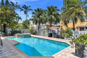 322 SW 193rd Ave, Pembroke Pines, FL 33029 Sold 08/09/23