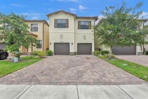 4832 NW 56th Ct, Tamarac, FL 33319 Sold 09/18/23