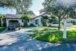 1310 SW 129th Way, Davie, FL 33325 Sold 09/11/23