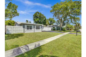 8121 NW 72nd Ave, Tamarac, FL 33321 Sold 10/10/23