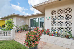 5401 NW 50th Ave, Tamarac, FL 33319 Sold 11/09/23