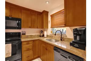 807 W Oakland Park Blvd H7, Wilton Manors, FL 33311 Sold 04/15/24