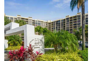 600 Parkview Dr APT 530, Hallandale Beach, FL 33009, Sold 01/05/24