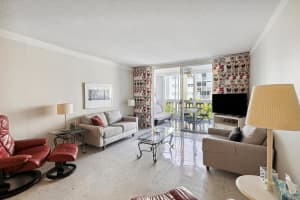 610 NE 12th Ave 304, Hallandale Beach, FL 33009 Sold 01/02/24