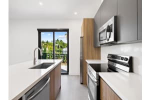 702 SW 7 St, Fort Lauderdale, FL 33316 Sold 02/23/24