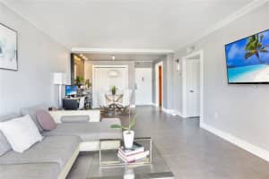400 Kings Point Dr 1229, Sunny Isles Beach, FL 33160 Sold 06/10/24