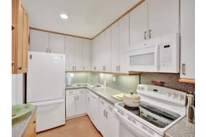 300 NE 19th Ct 201N, Wilton Manors, FL 33305 Sold 06/17/24