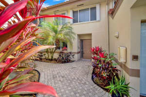 930 NW 92nd Ter D, Plantation, FL 33324 Sold 08/15/24