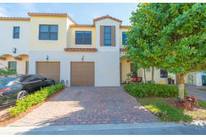 125 NW 209th Trl, Pembroke Pines, FL 33029 Sold 05/13/24