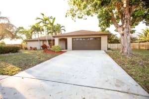 136 Sherwood Dr, Royal Palm Beach, FL 33411 Sold 04/09/24