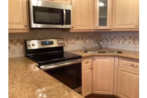 427 Pine Glen Ln D-2, Greenacres, FL 33463 Sold 04/29/24