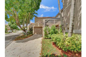 10923 Chandler Dr, Cooper City, FL 33026 Sold 05/16/24