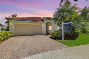1090 Fairfield Meadows Dr, Weston, FL 33327 Sold 05/03/24