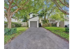 10530 La Placida Dr, Coral Springs, FL 33065 Sold 05/17/24