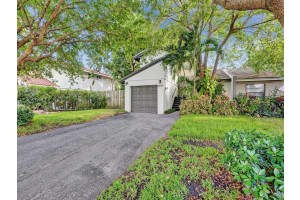 10530 La Placida Dr, Coral Springs, FL 33065 Sold 05/17/24