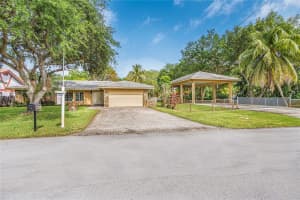 5884 SW 32 ter, Hollywood, FL 33312 - MLS#F10431340