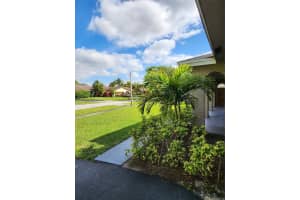 10250 SW 49th Ct, Cooper City, FL 33328 Sold 09/18/24