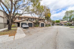 9128 Vineyard Lake Dr, Plantation, FL 33324 Sold 05/30/24