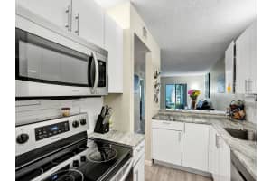 2907 NE 8th Terrace 105, Wilton Manors, FL 33334 Sold 10/15/24