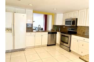 2211 NE 7th St 18, Hallandale Beach, FL 33009 Sold 11/05/24