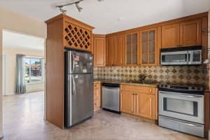 2001 NW 35th St, Oakland Park, FL 33309 Sold 07/29/24