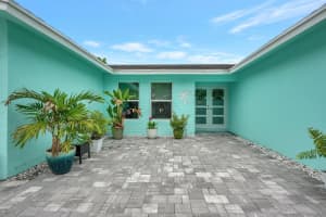 856 NW 76th Ter, Plantation, FL 33324 Sold 08/05/24