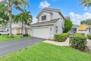 2717 Pinewood Ct, Davie, FL 33328 Sold 08/05/24
