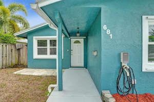 681 NE 34th St, Oakland Park, FL 33334 Sold 10/17/24