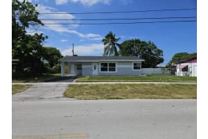 611 SW 15th St, Deerfield Beach, FL 33441 Sold 09/12/24