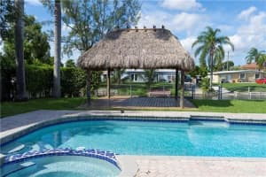 8165 NW 182nd St, Hialeah, FL 33015 - MLS#F10449793