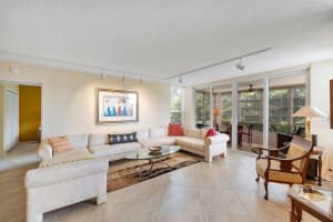 3930 Oaks Clubhouse Dr 405, Pompano Beach, FL 33069 Sold 10/30/24