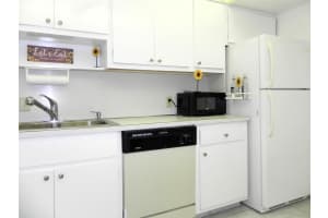 4330 Hillcrest Dr 402, Hollywood, FL 33021 Sold 10/21/24