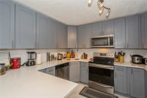 735 NE 37th St, Oakland Park, FL 33334 Sold 05/21/25