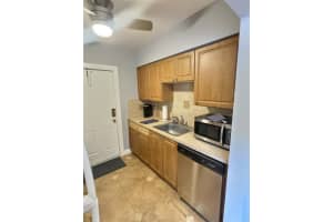2607 NE 8th Ave 1, Wilton Manors, FL 33334 Sold 09/26/24