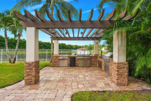 1642 Victoria Pointe Cir, Weston, FL 33327 Sold 12/11/24