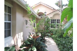526 Misty Oaks Dr, Pompano Beach, FL 33069 Sold 04/22/25