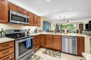 550 Oaks Ln 201, Pompano Beach, FL 33069 Sold 11/26/24