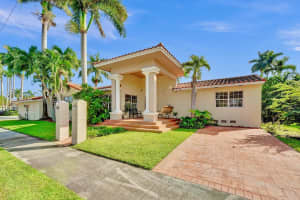 701 N 14th Ave, Hollywood, FL 33019 Sold 11/07/24