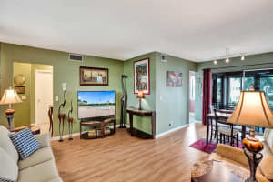 32 Colonial Club Drive, Boynton Beach, FL 33435 - MLS#F10466340