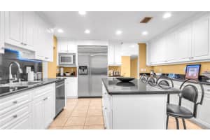 7101 SW 9th St, Plantation, FL 33317 Sold 04/14/25