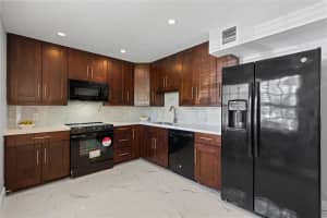 3970 Oaks Clubhouse Dr 103, Pompano Beach, FL 33069 Sold 03/21/25