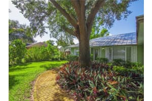 527 10th Ave, Vero Beach, FL 32962 Sold 03/21/25