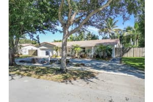 860 SW 69th Ter, Plantation, FL 33317 Sold 05/28/25