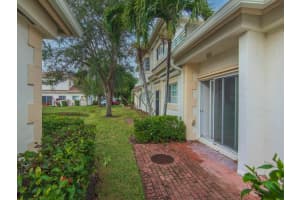 556 7th Sq 101, Vero Beach, FL 32962 Sold 07/01/25