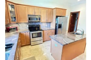 321 SE 10th St, Pompano Beach, FL 33060 Sold 02/28/25
