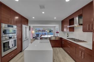 2291 SE 15th St, Pompano Beach, FL 33062 Sold 04/16/25