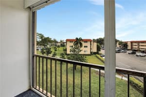 9720 S Hollybrook Lake Dr 301, Pembroke Pines