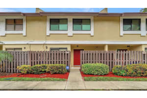 220 SW 96th Ter 220, Pembroke Pines, FL 33025 Sold 04/22/25