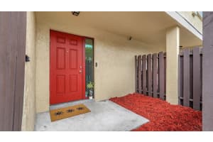 220 SW 96th Ter 220, Pembroke Pines, FL 33025 Sold 04/22/25