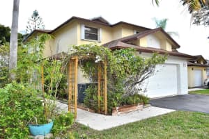 570 Lakeside Cir, Sunrise, FL 33326 Sold 03/25/25